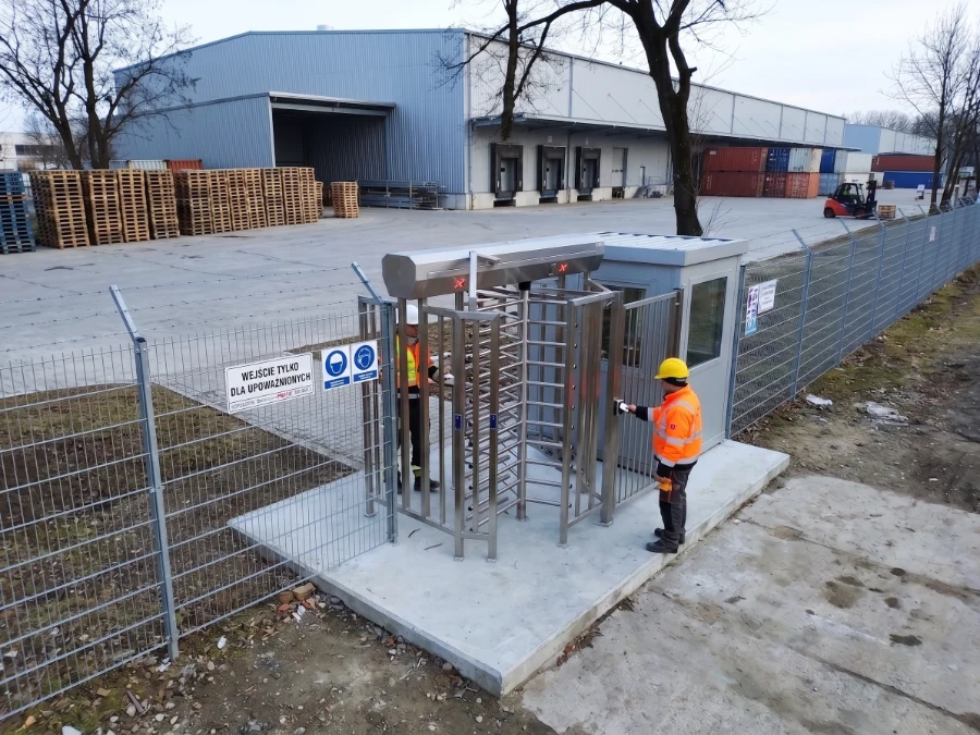 Kołowrót z kontrolą dostępu i portiernia przy wejściu na teren centrum logistycznego